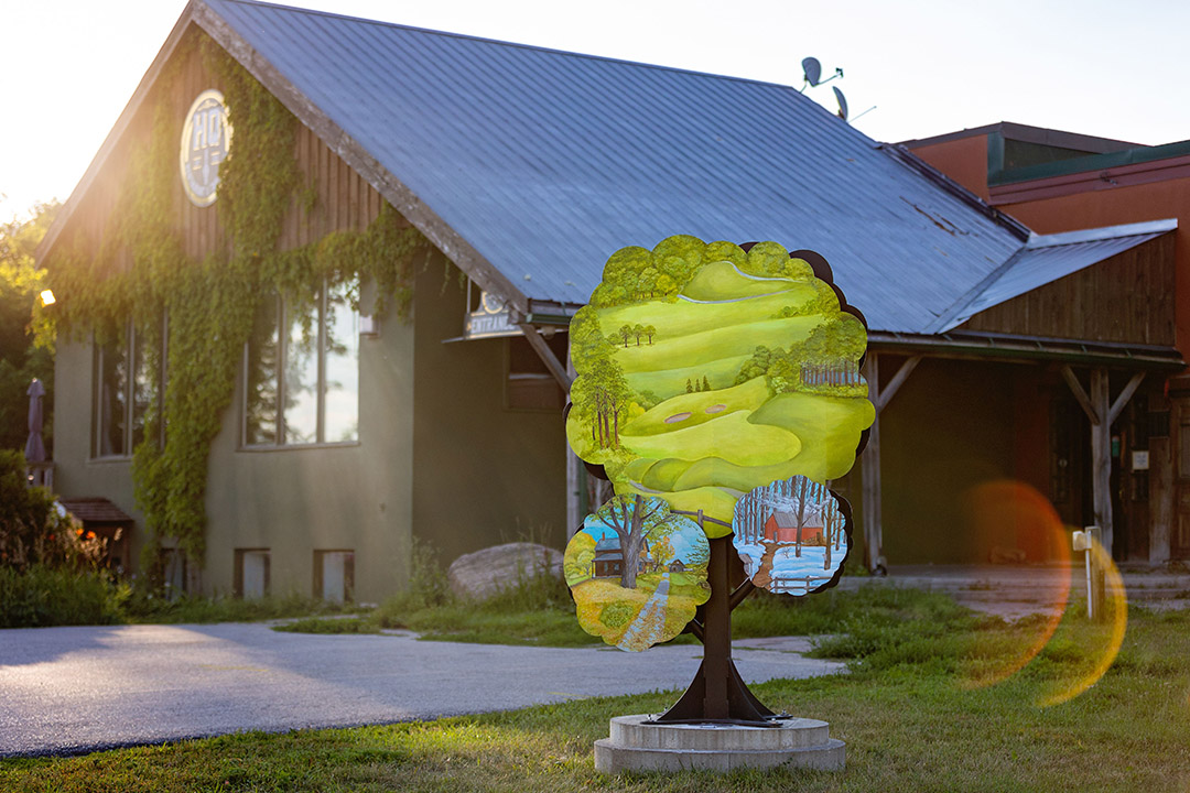 Art tree of golf courses by Paul Baxter in front of HQ restaurant in Craighurst